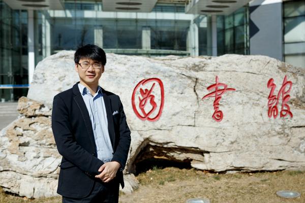 手秉暖烛呵护成长 创新研究助力远航.jpg