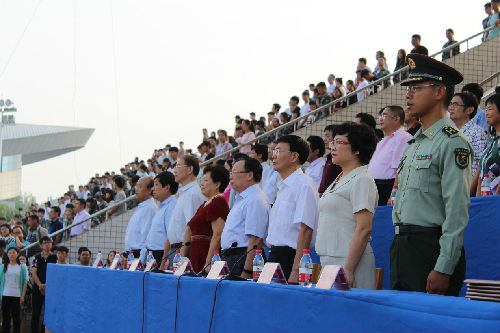 领导们在威严的国歌声中肃立