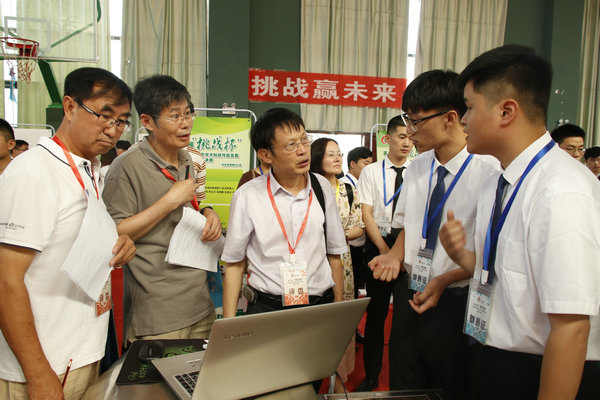 2019-06-03_081706_483776.jpg “香菇接种自动化设备研发 ”项目团队回答评委提问_副本.JPG