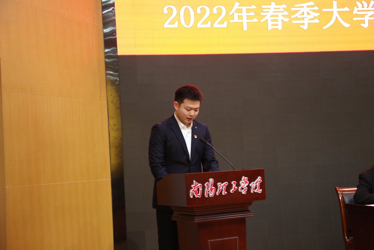 说明: F:\办公\征兵工作文件及资料\2022年应征入伍材料\2022年春季征兵材料\2022年春季欢送会资料\2022春季入伍欢送会照片\辅导员路守通代表发言.JPG