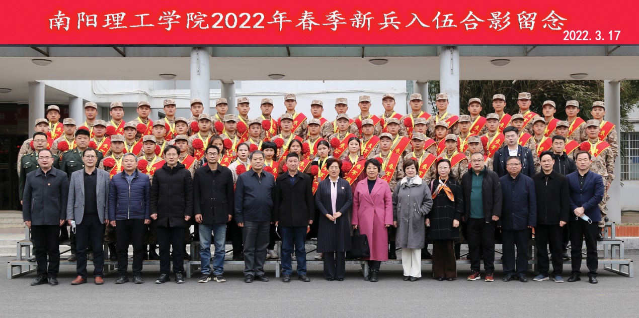 说明: F:\办公\征兵工作文件及资料\2022年应征入伍材料\2022年春季征兵材料\2022年春季欢送会资料\2022春季入伍欢送会照片\2022年春季入伍合影.jpg